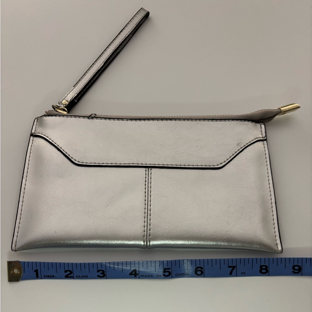 Metallic silver wristlet - Picture 7 of 9